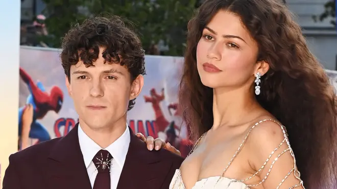 Tom Holland i Zendaya na czerwonym dywanie.