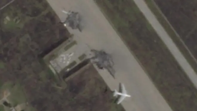 Супутниковий знімок авіабази "Белая" зі згорілими бомбардувальниками