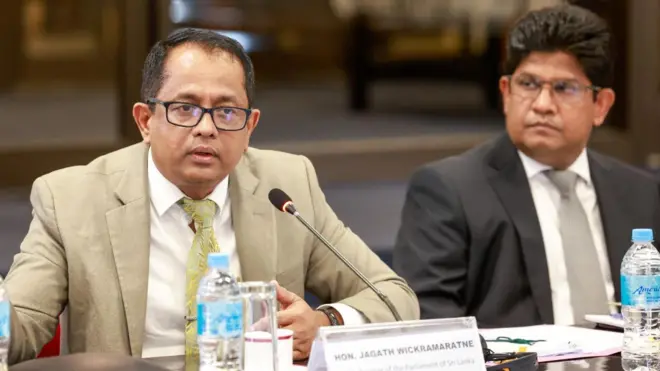 කතානායක සහ චමින්ද කුලරත්න පෙනී සිටින ඡායාරූපයකි