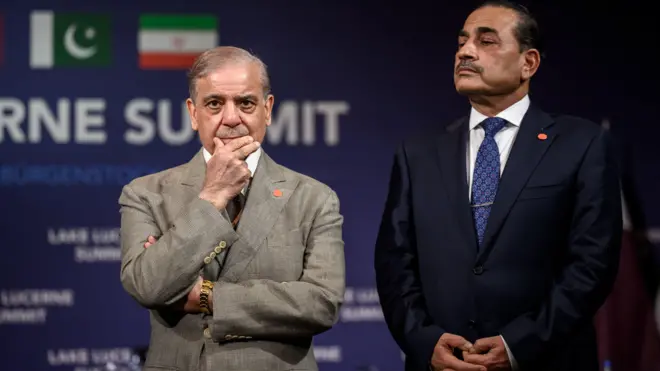 رئيس الوزراء الباكستاني محمد شهباز شريف (يسار) يقف إلى جانب قائد الجيش الباكستاني المشير عاصم منير