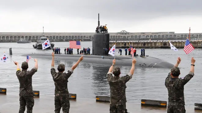 Güney Kore'de donanma üssüne ulaşan USS Annapolis denizaltısı.
