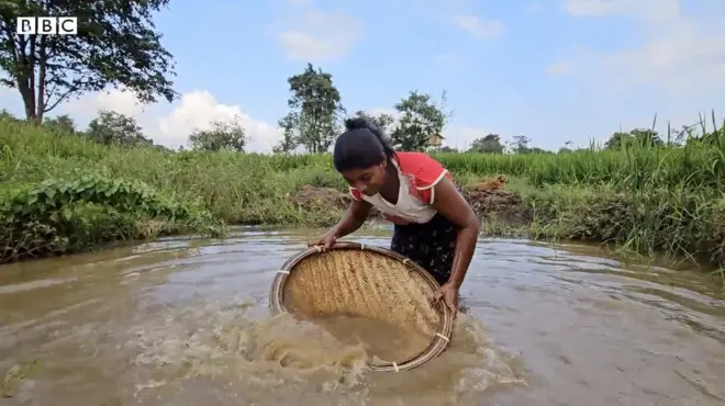 මාතලේ, ලග්ගල පිහිටි මාඔය ගම්මානයේ ජීවත් වෙන 28 හැවිරිදි ඉරේෂා සදමාලි දිරිය කාන්තාවක් වන්නීය.