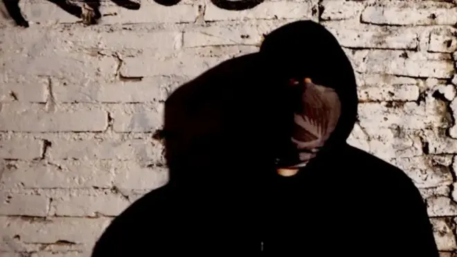 مردی با ماسک و کلاه