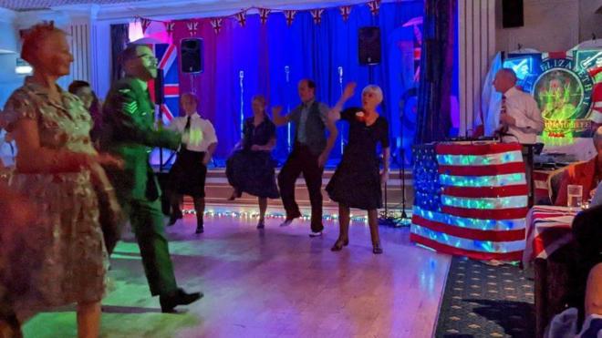 Pessoas dançandobaralho jogo onlinefesta