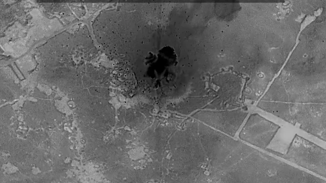 Captura de tela de um vídeo publicado pelo Comando Central dos EUA, mostrando uma explosão em uma área de terra, com a palavra "não classificado" escrita no topo.