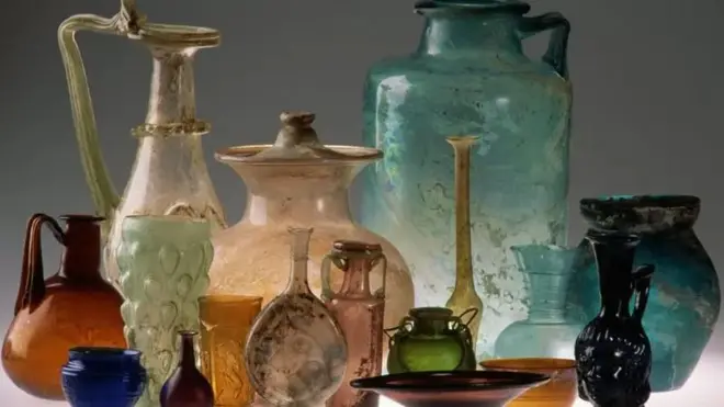 مجموعة من القطع الفنية المصنوعة من الزجاج.