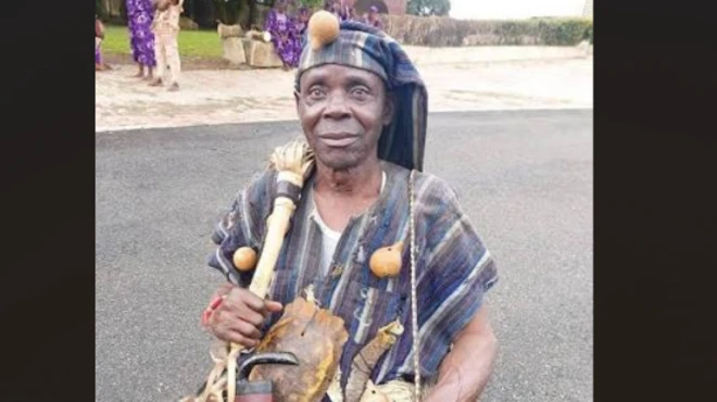 Alabi Ogundepo ree pẹlu ọkan lara awọn aṣọ iṣẹ rẹ 