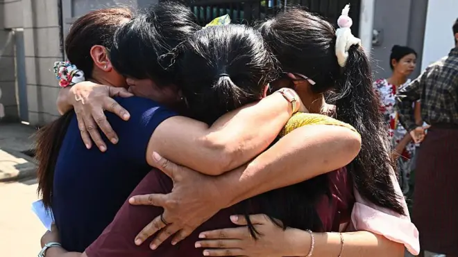 အကျဉ်းထောင်က လွတ်မြောက်လာသူနဲ့ မိသားစုဝင်တွေ