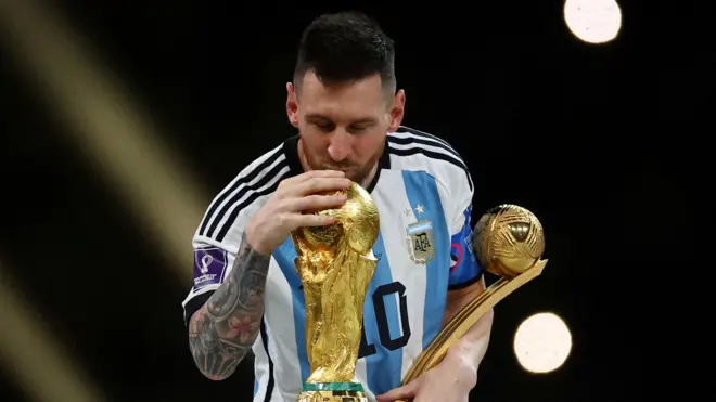 ليونيل ميسي وهو يقبل كأس العالم