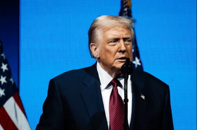 Donald Trump wọ kóòtú dúdú, gbohùngbohùn wà níwájú rẹ̀