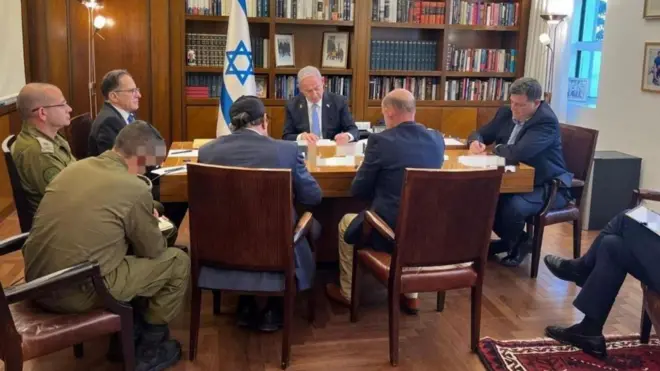 بنيامين نتنياهو ومستشاروه