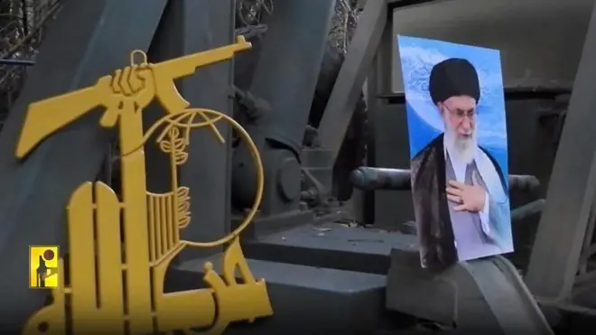تصویر علی خامنه‌ای در کنار نشان حزب‌الله