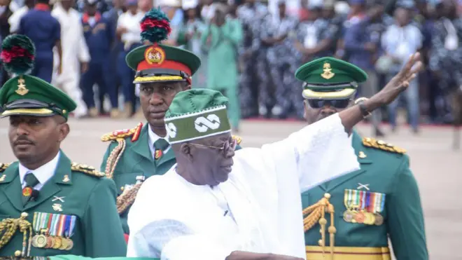 Bola Tinubu wọ aṣọ funfun lọjọ iburawọle rẹ