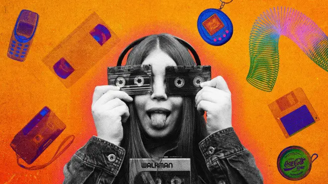 дівчина на яскраво оранжевому фоні приставляє касети до очей та висовує язик