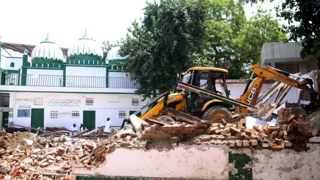 দিল্লিতে একটি মসজিদ সংলগ্ন স্থাপনা ভাঙা হচ্ছে বুলডোজার দিয়ে। এপ্রিল ২০২৩