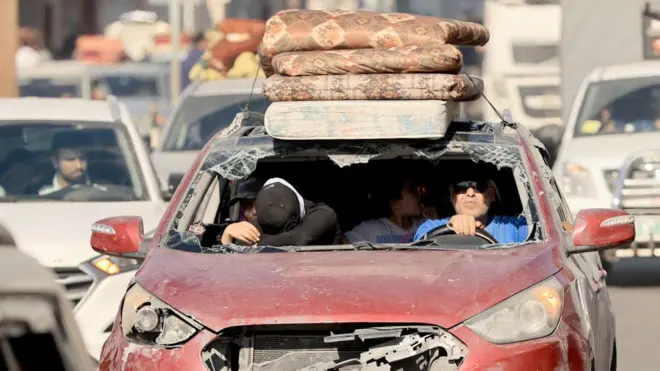 13 अक्टूबर 2023 को ली गई इस तस्वीर में एक फ़लस्तीनी परिवार ग़ज़ा शहर से बाहर निकलने की कोशिश कर रहा है