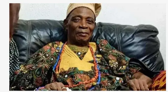 Aworan yii ṣafihan Olubadan Ilẹ Ibadan tuntun, Ọba Rasidi Adewolu Ladoja. Baba jokoo lori aga, wọ agbada, de fila, wọn si lo ilẹkẹ oye pẹlu. Ọba Ladoja n rẹrin-in muṣẹ.