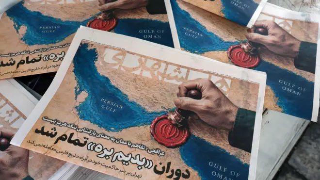 نسخ من صحيفة "همشهري" الإيرانية تتضمن صورة لمضيق هرمز