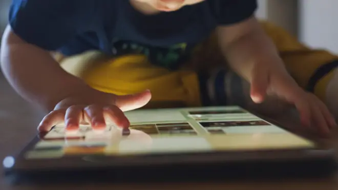 तुमच्या 2 वर्षांखालील मुलांनी एकट्याने मोबाईल पाहिला तर काय होतं? स्क्रीन टाळणं शक्य आहे का? वाचा