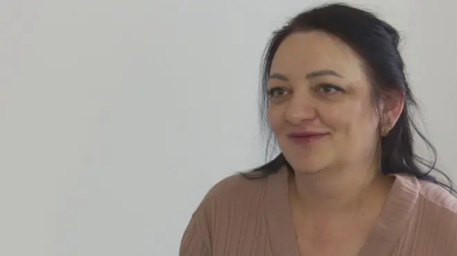 Жінка у коричневому халаті