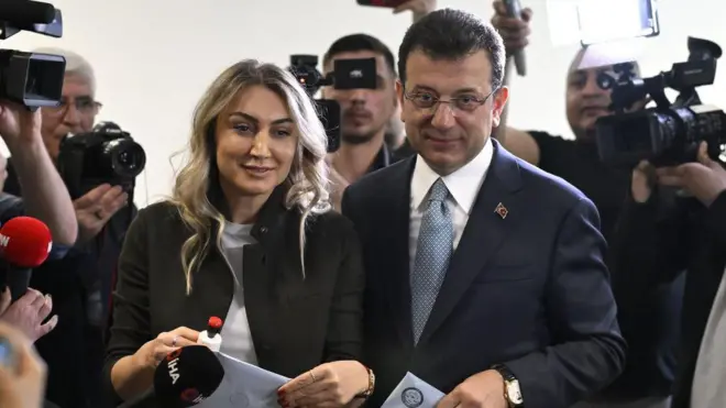 Dilek ve Ekrem İmamoğlu 31 Mart seçimlerinde oy kullanıyorlar.