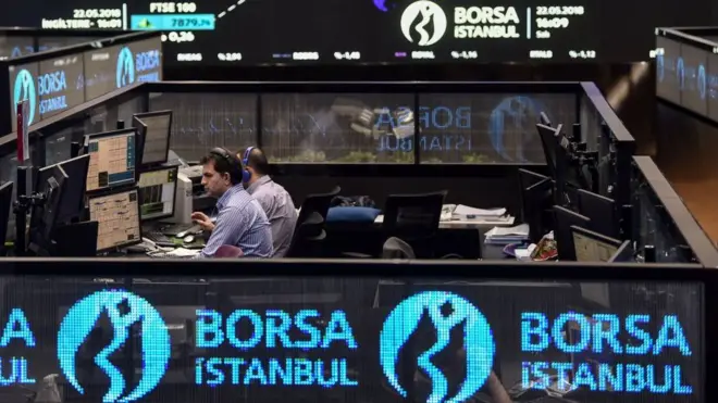 Uluslararası kredi derecelendirme kuruluşu Moody's, Türk bankaları için görünümünü negatiften durağana çevirdi. Kurum, kredi notu verdiği 17 Türk bankasının her birinin not görünümünü 'durağan' olarak belirledi. Moodys’ın Türk bankalarıyla ilgili bu değerlendirmesinin ardından Borsa İstanbul’daki banka hisselerinde yükseliş yaşandı.