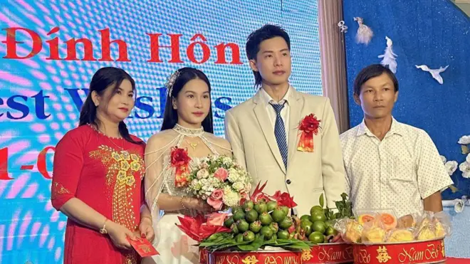 Nick và Cẩm Quý tổ chức tiệc đính hôn tại Việt Nam chỉ sau hai ngày gặp mặt. Cha mẹ của cô dâu trong ảnh chỉ hơn Nick hai tuổi.