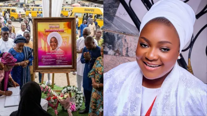 Aworan awọn eeyan ti wọn n ṣe idaro, niwaju wọn ni aworan Bunmi Akinnaanu wa. lapa keji aworan yii ni aworan Bunmi Akinnaanu ninu aṣọ funfun pẹlu gele funfun.