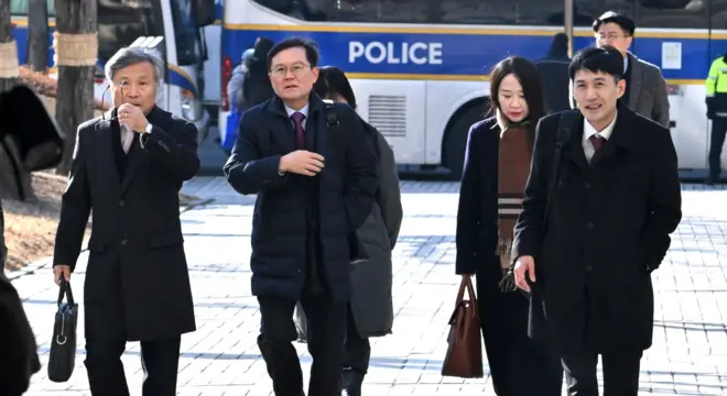 재판장에 들어가는 윤 대통령 측 윤갑근 변호사