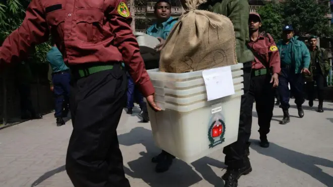 এবার প্রায় ৪৩ হাজার কেন্দ্রে প্রায় আড়াই লাখ ভোটকক্ষ থাকবে, আর ভোটার সংখ্যা পৌনে ১৩ কোটি।