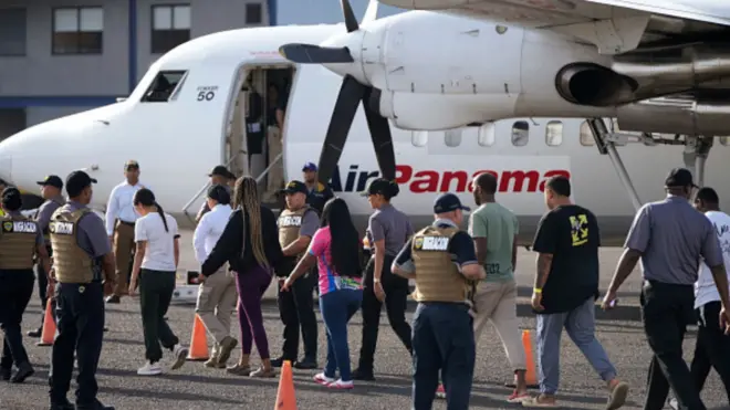 Pipo wan go enta plane. Security stand by.