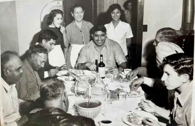 ਐਮਿਲੀਆ ਪਿੱਛੇ ਆਪਣੀ ਮਾਂ ਦੇ ਨਾਲ ਖੜ੍ਹੇ ਹਨ