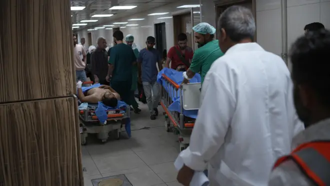 جرحى من الجيش السوري يرقدون على نقالات في مستشفى (المواساة) بعد غارات جوية إسرائيلية على دمشق، سوريا.