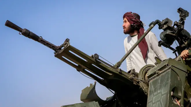 جندي من طالبان مع مدفع مضاد للطائرات أثناء بحثه عن طائرات مقاتلة باكستانية، في مقاطعة خوست، أفغانستان، 27 فبراير/شباط 2026