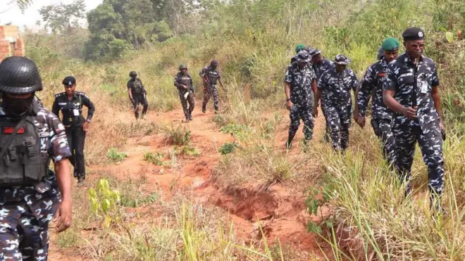 Officers of di Nigerian Police enta bush