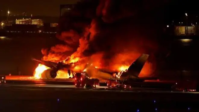 జపాన్‌లో రన్ వేపై కాలిపోతున్న జేఏఎల్ 516 విమానం