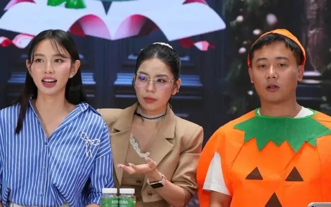 Từ trái sang: Hoa hậu Thùy Tiên, Hằng Du Mục, Quang Linh Vlogs trong một buổi livestream giới thiệu kẹo rau củ Kera