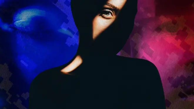 Чорна фігура жінки до пояса, видно тільки око. Фігура по центру, а по боках її шматки облич інших жінок - одне з них синє із закритим оком, інше - рожеве із відкритим оком, видно також ніс і губи