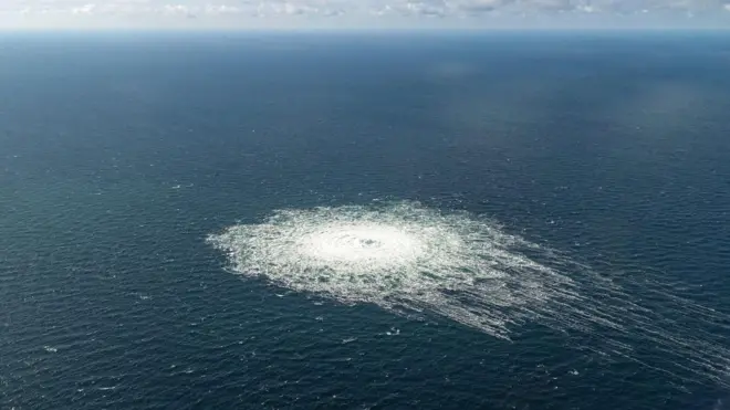 Белая воронка в море.