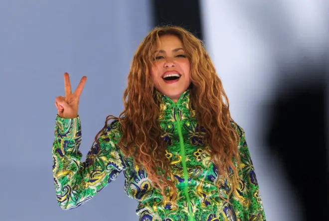Shakira veste macacão com as cores do Brasil