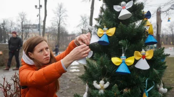 ကိယက်ဗ်မြို့ လွတ်လပ်ရေးရင်ပြင်မှာ ခရစ္စမတ်သစ်ပင်ကို အလှဆင်နေကြတဲ့ယူကရိန်းနိုင်ငံသားတွေ