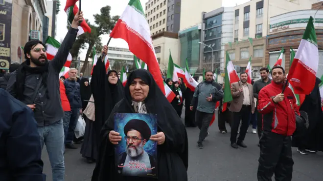 इजरेल र अमेरिकी हमलापछि तेहरानमा भेला भएका इजरेल तथा अमेरिका विरोधी प्रदर्शनकारीहरू