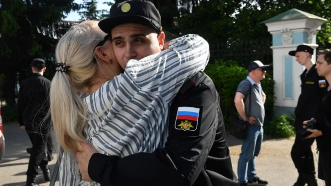 Призывник прощается с мамой (архивный снимок)