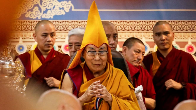 Далай-лама молится перед выступлением