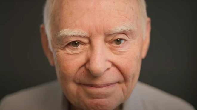 El rostro de Ralph Rehbock, quien ve directamente a la cámara.