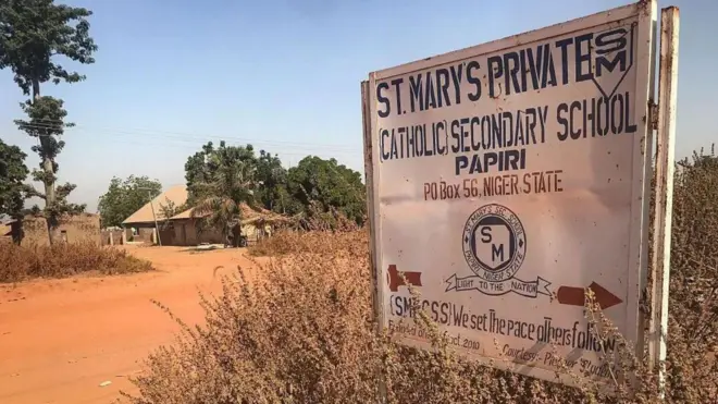 Asambodo njirimaara ụlọakwụkwọ St. Mary's ka ọhịa gbara ya okirikiri