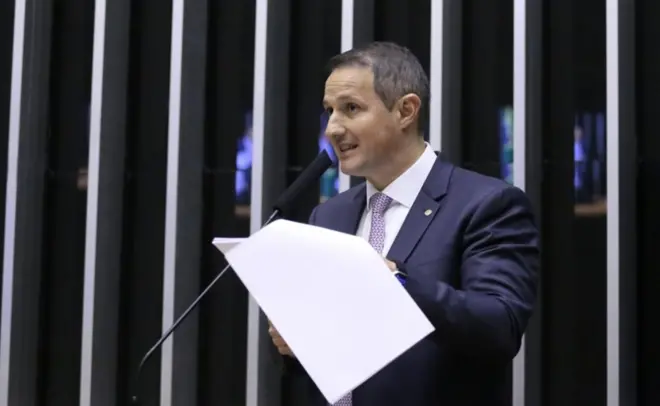 Derrite segura papel na tribuna da Câmara enquanto fala