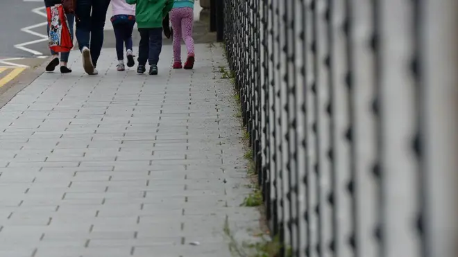 مجموعة من الأطفال مع أسرتهم
