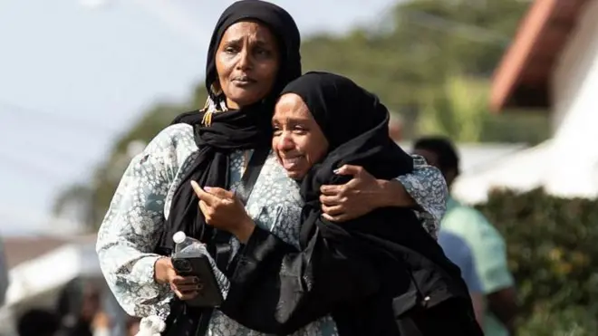 Dos mujeres lloran al salir de un centro de reunificación tras el tiroteo en el Centro Islámico de San Diego, en el sur de California.