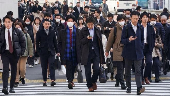 Pessoas caminhando em Tóquio